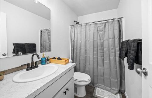 Caldwell House | Heart of Caldwell- HotTub-Fenced Yard- Spacious