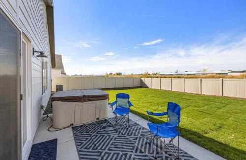 Caldwell House | Heart of Caldwell- HotTub-Fenced Yard- Spacious