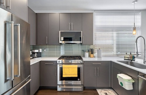 Broadway House | Heart of CapHil, Space needle view, Free parking