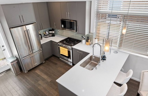 Broadway House | Heart of CapHil, Space needle view, Free parking