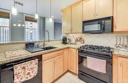 Downtown Omaha Apartment | Heart of Dtwn Omaha: Historical Apt w/Perks