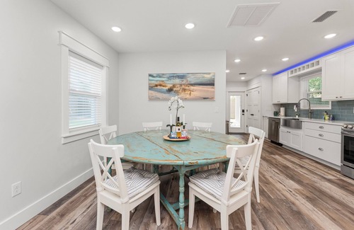 Sandalwood House | Heart of JAX New Built Bungalow 4BR Cozy Retreat! Mins to Beaches & Town Center!