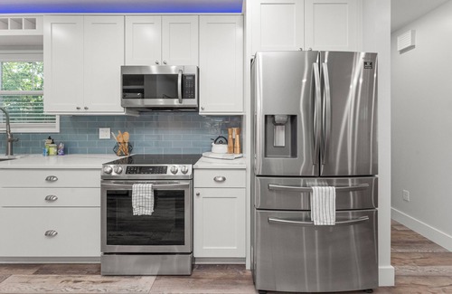 Sandalwood House | Heart of JAX New Built Bungalow 4BR Cozy Retreat! Mins to Beaches & Town Center!