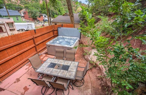 Manitou Springs House | Heart Of Manitou Springs - 2min to Restaurants!