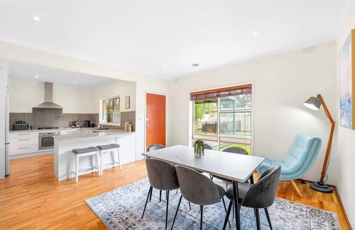 Mornington House | Heart of Mornington - Walk to the Beach+SPA
