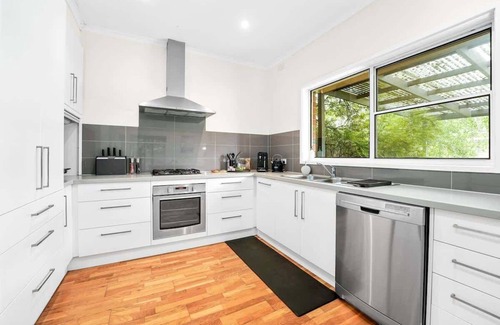 Mornington House | Heart of Mornington - Walk to the Beach+SPA