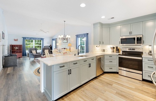Pawleys Island Condo | Heart of Pawleys Island | 3BR Golf Condo Across from Pool