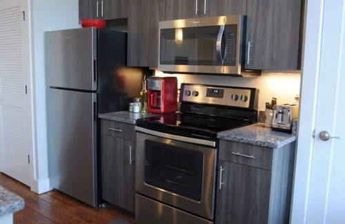 Monroe Ward House | Heart of the Arts District King Bed Suite - West Broad near VCU/MCV New Condo