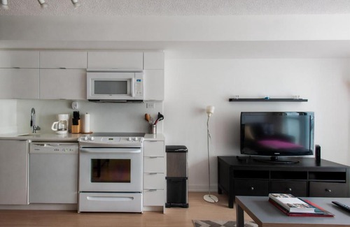 CityPlace Apartment | Heart of Toronto - Parking - Sleeps 5