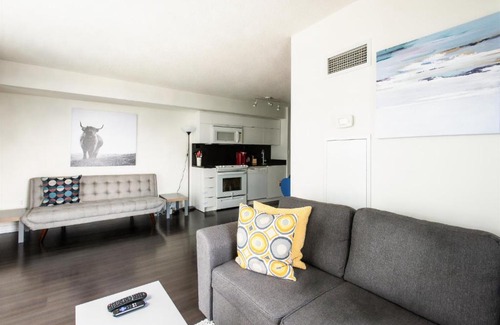 CityPlace Apartment | Heart of Toronto - Sleeps 6 - Parking