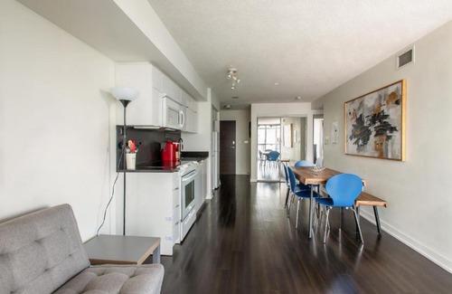 CityPlace Apartment | Heart of Toronto - Sleeps 6 - Parking