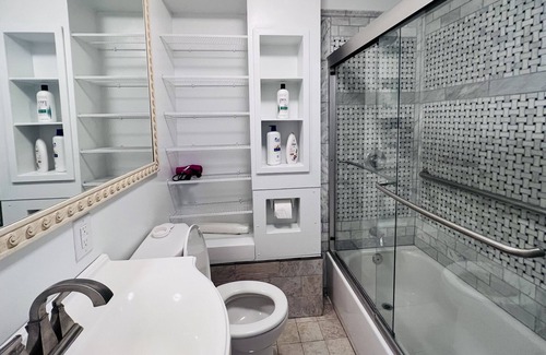 Wallingford Apartment | Heart of Wallingford Suite