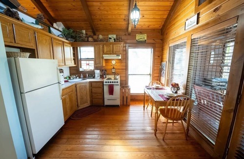 Eureka Springs Cabin | Heart Shaped Tub + Romantic + Fireplace + Cabin