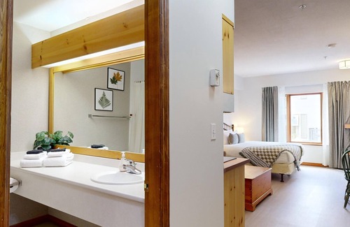Sun Peaks Hotel | Hearthstone Lodge #220