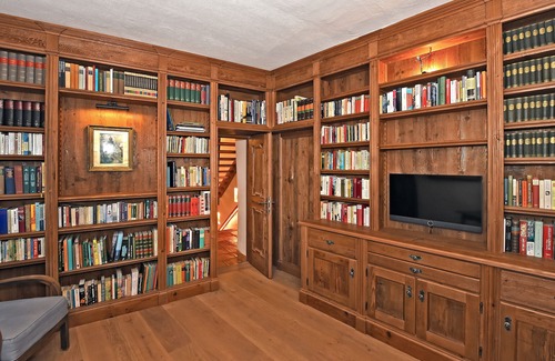 Oberglan House | Heated Pool - Sauna - Library - Games Room