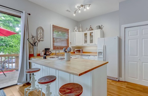 Historic Downtown Savannah House | Heated Pool Access, 2 blocks from Forsyth Park!