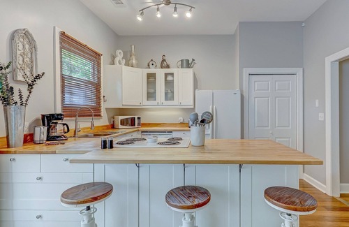 Historic Downtown Savannah House | Heated Pool Access, 2 blocks from Forsyth Park!