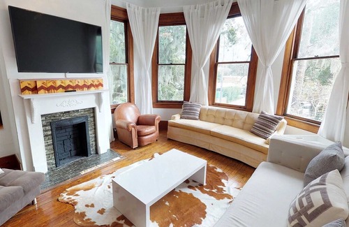 Savannah Victorian District House | Heated Pool Access | 5*Clean | Flex Cancelation