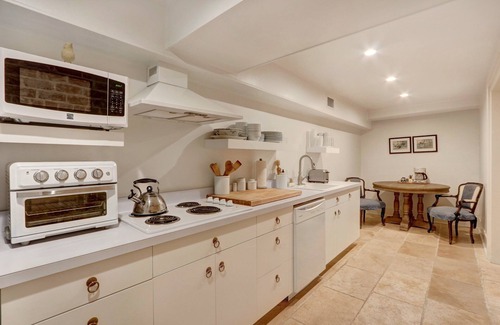 Historic Downtown Savannah Apartment | Heated Pool Access | Brand New Home! |