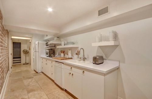 Historic Downtown Savannah Apartment | Heated Pool Access | Brand New Home! |