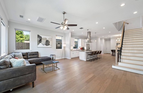 Montrose House | Heated Pool. Hot Tub. King Beds. Backyard W/Grill. 2 Living Rooms. Garage