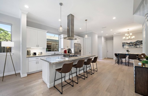 Montrose House | Heated Pool. Hot Tub. King Beds. Backyard W/Grill. 2 Living Rooms. Garage
