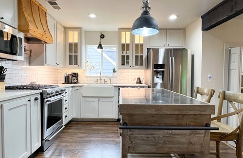 Little Forest Hills House | Heated pool, hot tub, large deck, pond, sleeps 7, Near Dallas Arboretum