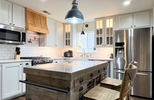 Little Forest Hills House | Heated pool, hot tub, large deck, pond, sleeps 7, Near Dallas Arboretum