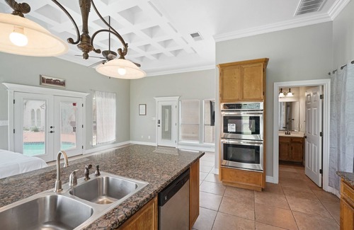 South Side House | Heated Pool + Hot Tub + 7 BR + 3 Kings + 20 min Beach + DT + BBQ + Pool Table