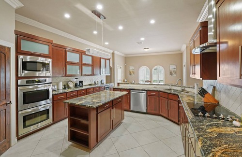 South Side House | Heated Pool + Hot Tub + 7 BR + 3 Kings + 20 min Beach + DT + BBQ + Pool Table
