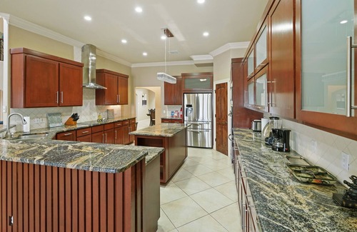 South Side House | Heated Pool + Hot Tub + 7 BR + 3 Kings + 20 min Beach + DT + BBQ + Pool Table