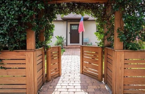 Tampa House | Heated Pool Island Oasis! 2 bedroom/2 bath in the heart of South Tampa.
