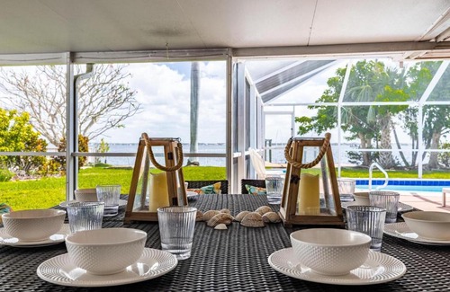 Caloosahatchee House | Heated Pool, Ping Pong Table, Sleeps 8 - Villa Sunset Riverhouse