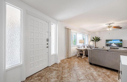 Caloosahatchee House | Heated Pool, Ping Pong Table, Sleeps 8 - Villa Sunset Riverhouse