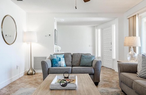 Caloosahatchee House | Heated Pool, Ping Pong Table, Sleeps 8 - Villa Sunset Riverhouse