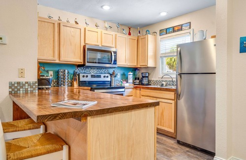 Port St. Joe House | Heated Pool, Playground & Pickleball!