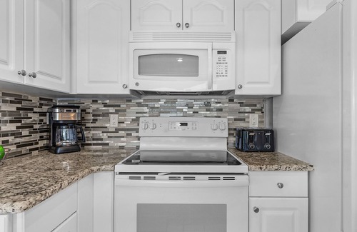 Caloosahatchee House | Heated Pool, Private Dock & Beach Essentials - Villa Seashell - Roelens