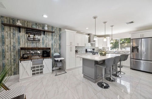 Lighthouse Point House | Heated Pool - Sleeps 12 - Close to Beach - King bed - Pet Friendly