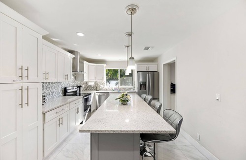 Lighthouse Point House | Heated Pool - Sleeps 12 - Close to Beach - King bed - Pet Friendly