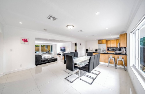 Oakland Park House | Heated Pool & Tiki Hut! Air Hockey+Close To Beach!