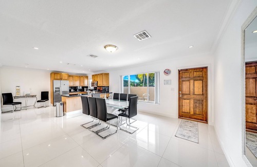 Oakland Park House | Heated Pool & Tiki Hut! Air Hockey+Close To Beach!