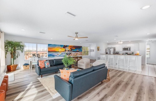 Crescent Beach House | HeatedPool|HotTub|3min2Beach|GameRm|PetFriendly