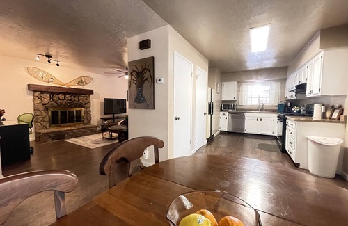 South Lake Tahoe Cabin | Heavenly Tahoe Gem, Cabin, 5 Min from Lake/Casinos, Adventure + Relaxation READY