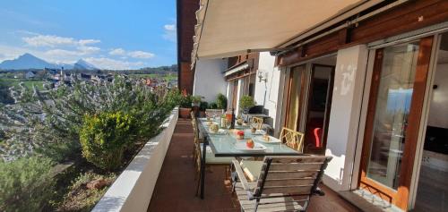Jenins Apartment | HeidiHoliday-Jenins Grand Maisonette-Attika mit Office & Relax-Bereich, Aussenparkplatz & Garage, geschützte Sonnen-Panoramaterrasse, Aufgewertet 2024