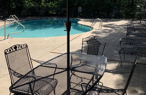 Meriwether Condo | Heights area, 2 bed 2bath condo with pool