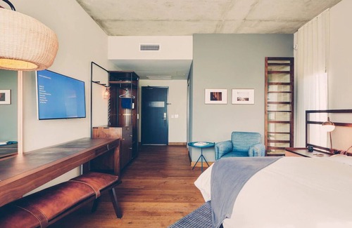 South River City Hotel | Heights Room with King Bed and Large Walk-In Shower