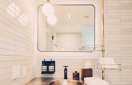 South River City Hotel | Heights Room with King Bed and Large Walk-In Shower