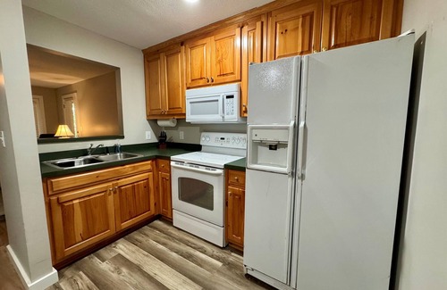 Helen Apartment | Helen 1BR Fireplace + Kitchen 1.3 Mi Downtown
