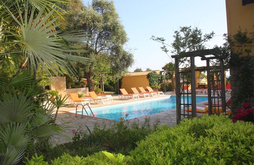 Cargese Apartment | Helios2 2/4pers - 1 bedroom -beach 5 minutes walk, heated pool 28 degrees.