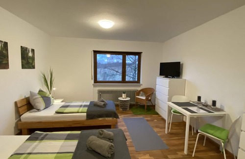 Horrenberg Apartment | Helles Familienzimmer mit eigenem Bad, Flachbild TV und WLAN